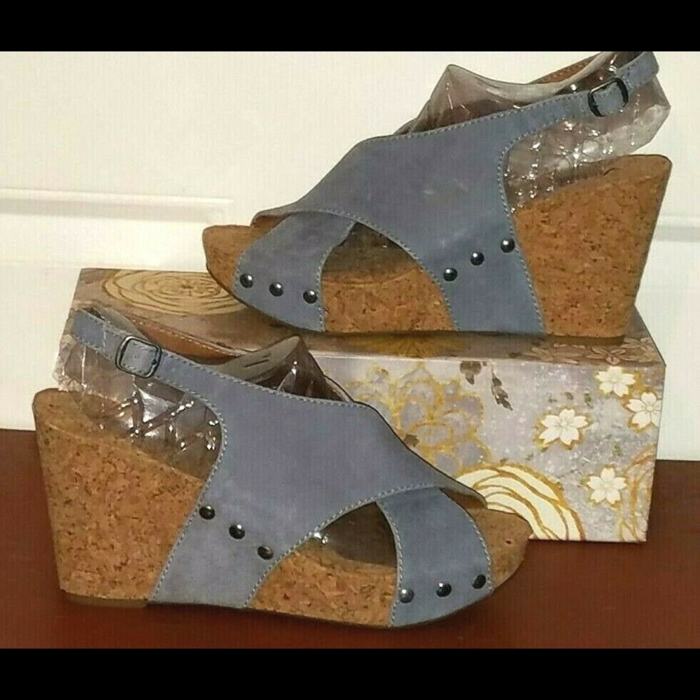 LUCKY BRAND SIZE 8.5M LIGHT BLUE SUEDE WEDGE HEEL
